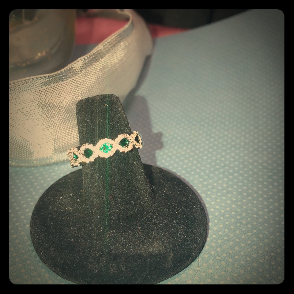 Emerald fashion ring